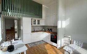 Ett nytt fräsch hus utanför Stockholm nära Arlanda